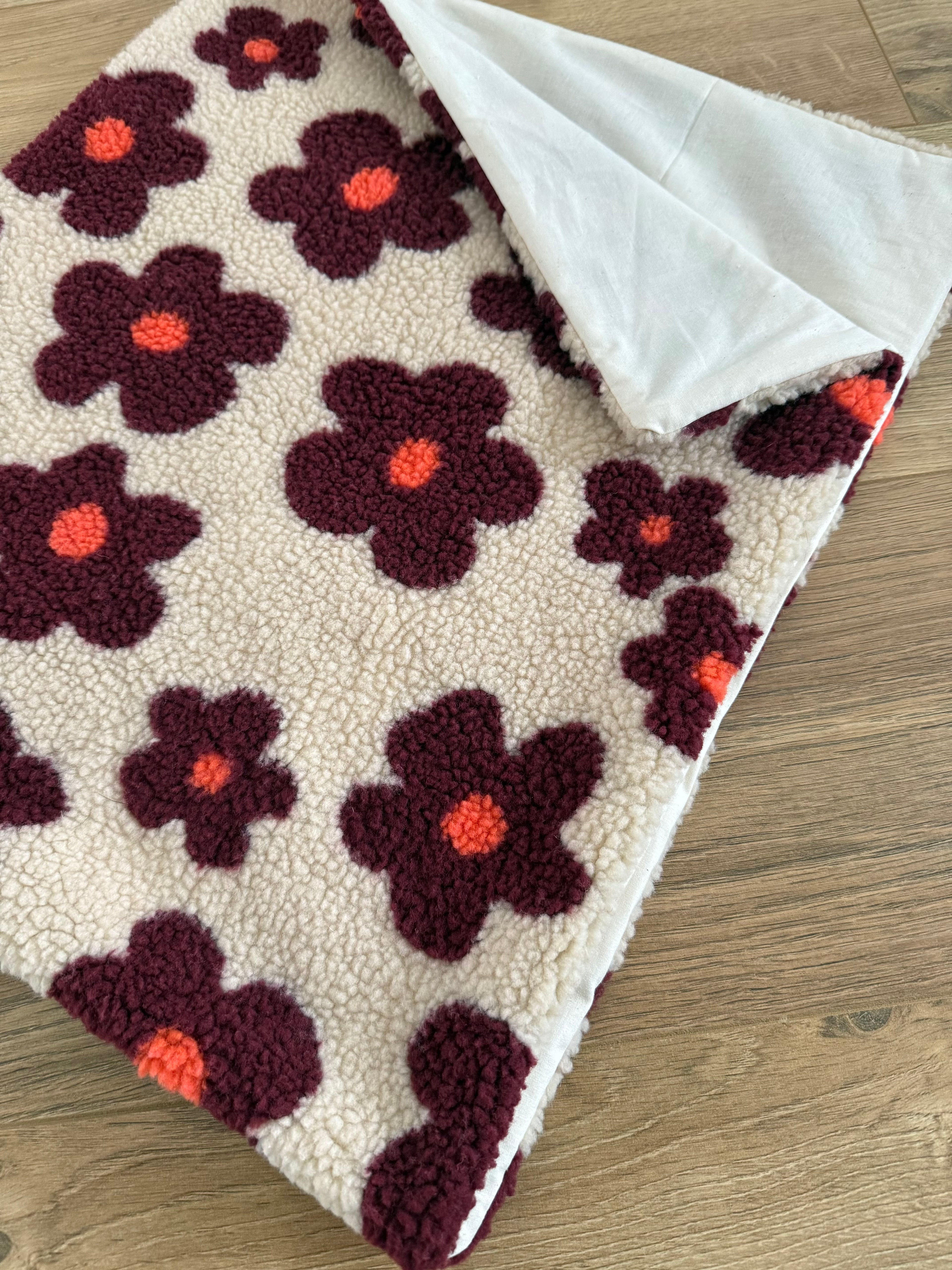 Handgemaakt - Flower Woof hondenkleedje beige met bloemen
